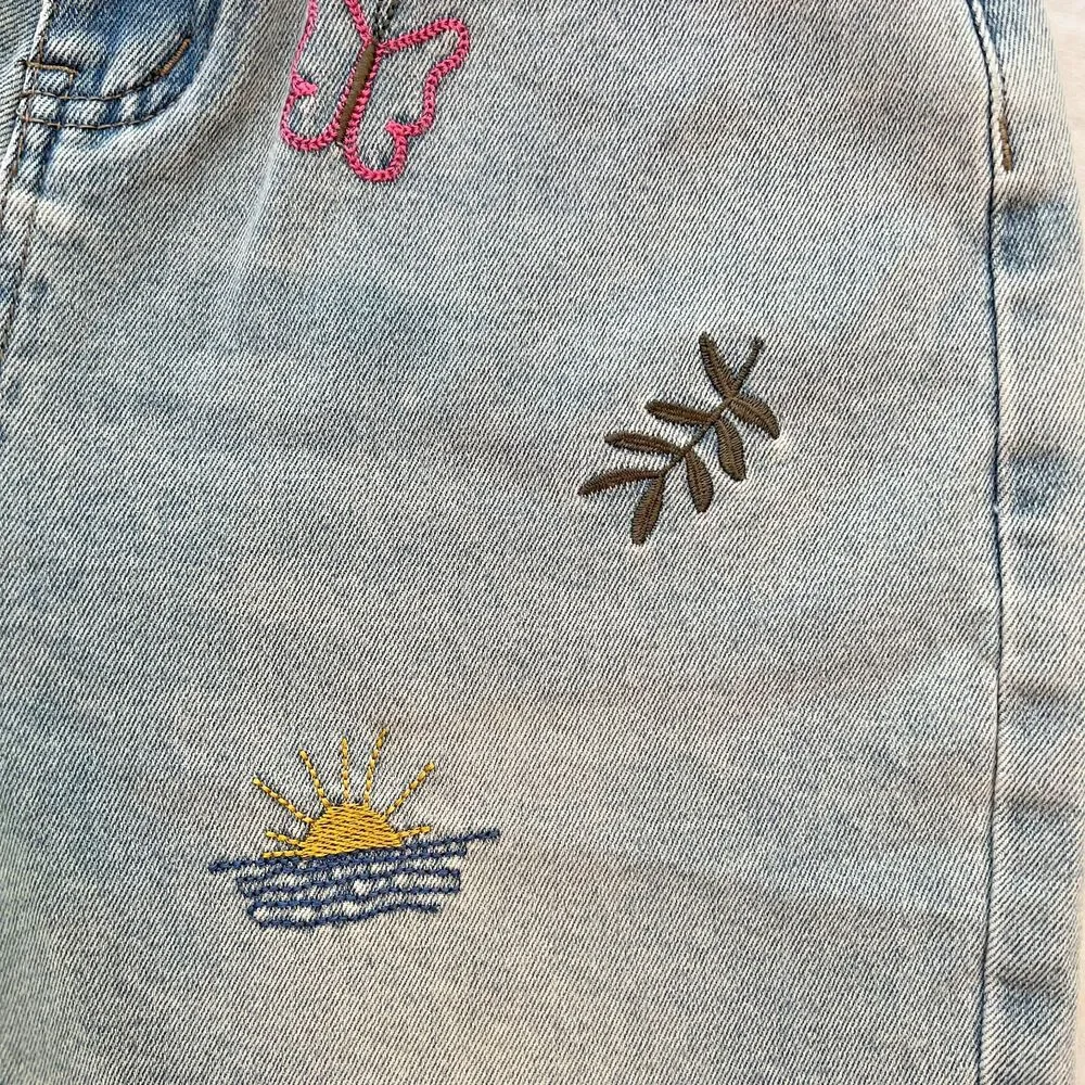 Women's high waist demin shorts embroidered with nature motifs S